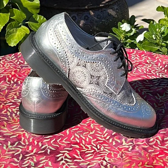 🏴󠁧󠁢󠁥󠁮󠁧󠁿 Dr. Martens Silver MIE Medallion Brogue Wingtip Oxfords UK 5